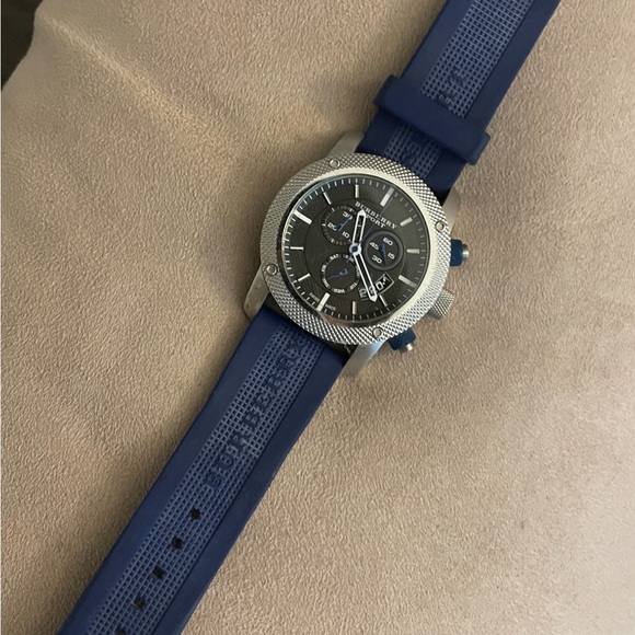 Burberry watch - Picture 1 of 4